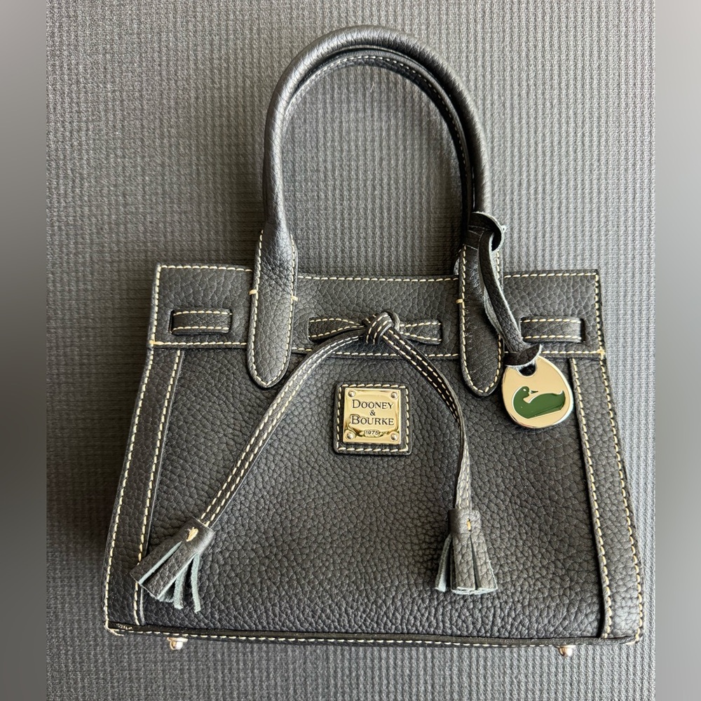 RARE find!!💕💕
Dooney & Bourke mini tote bag.